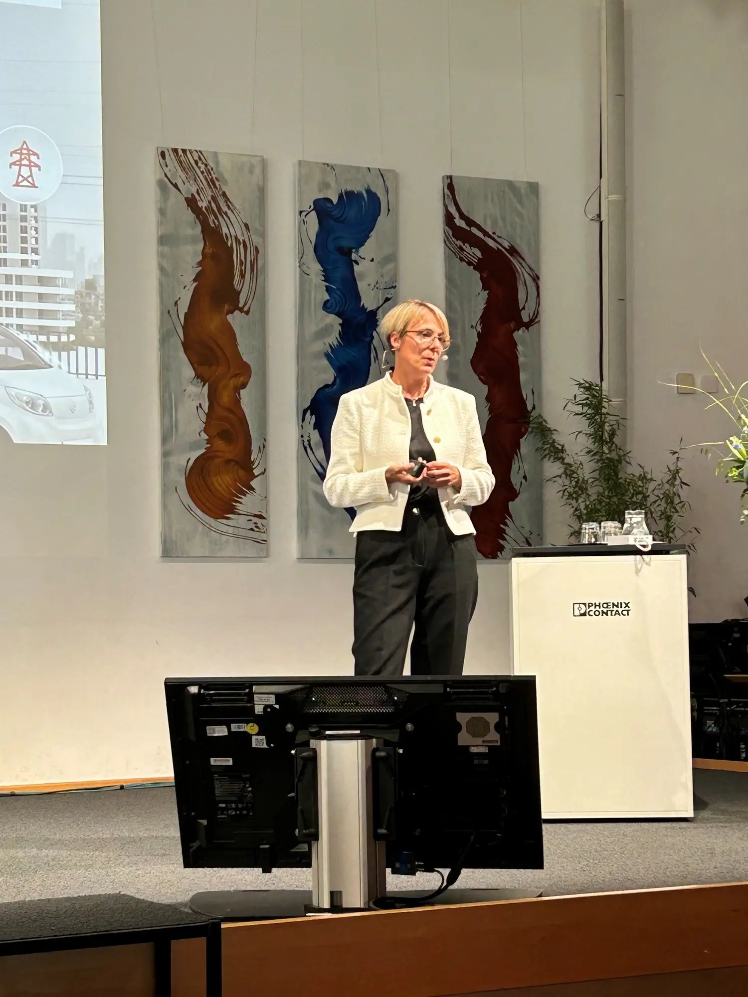 Dr. Claudia Häpp während einer Keynote auf der CharIN Conference
