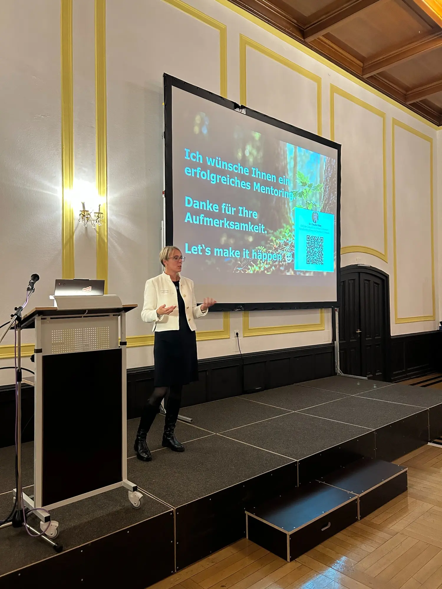 Dr. Claudia Häpp auf der Bühne bei der Keynote Leading what’s next