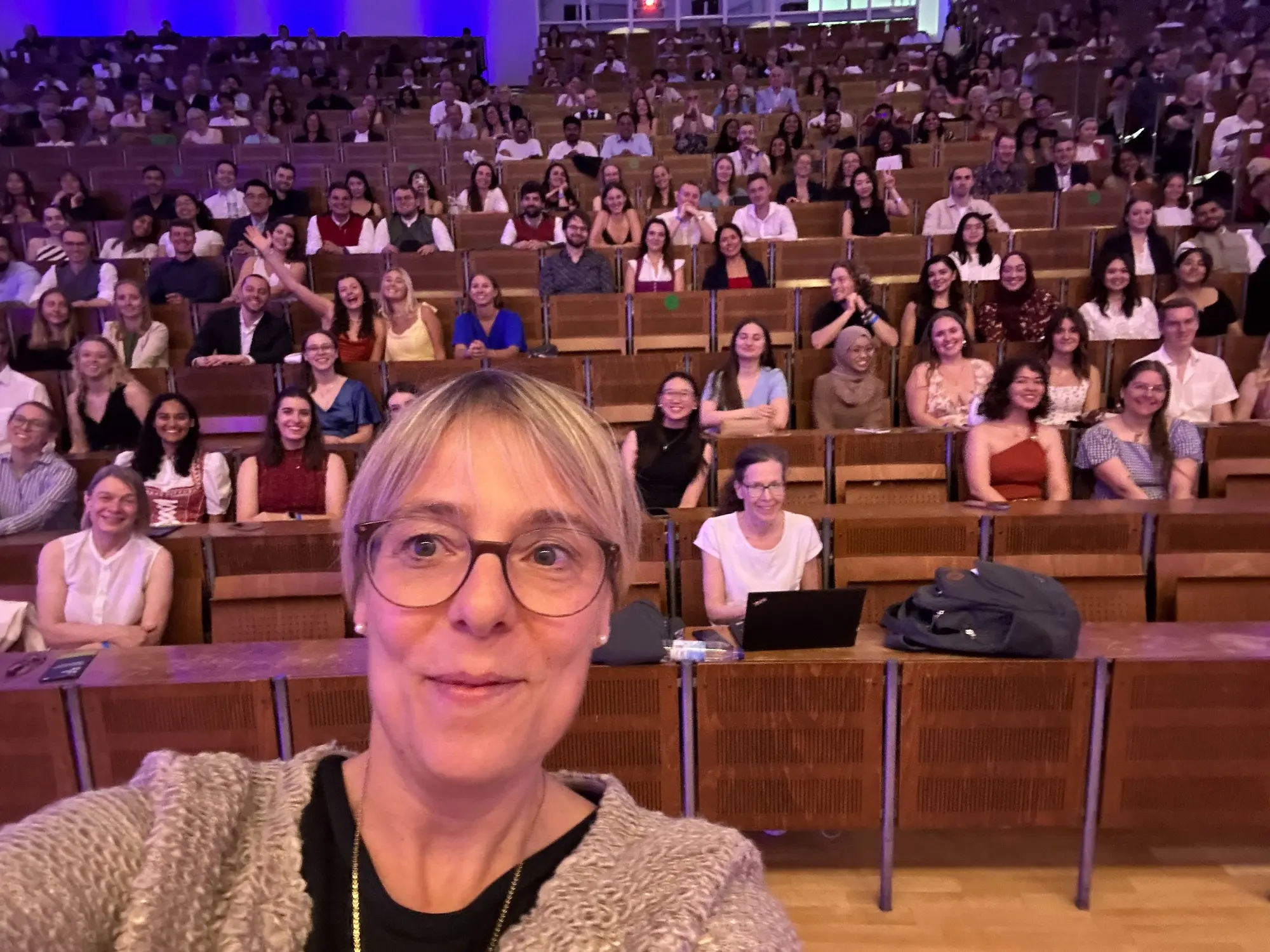Dr. Claudia Häpp mit dem Publikum der Graduation Ceremony
