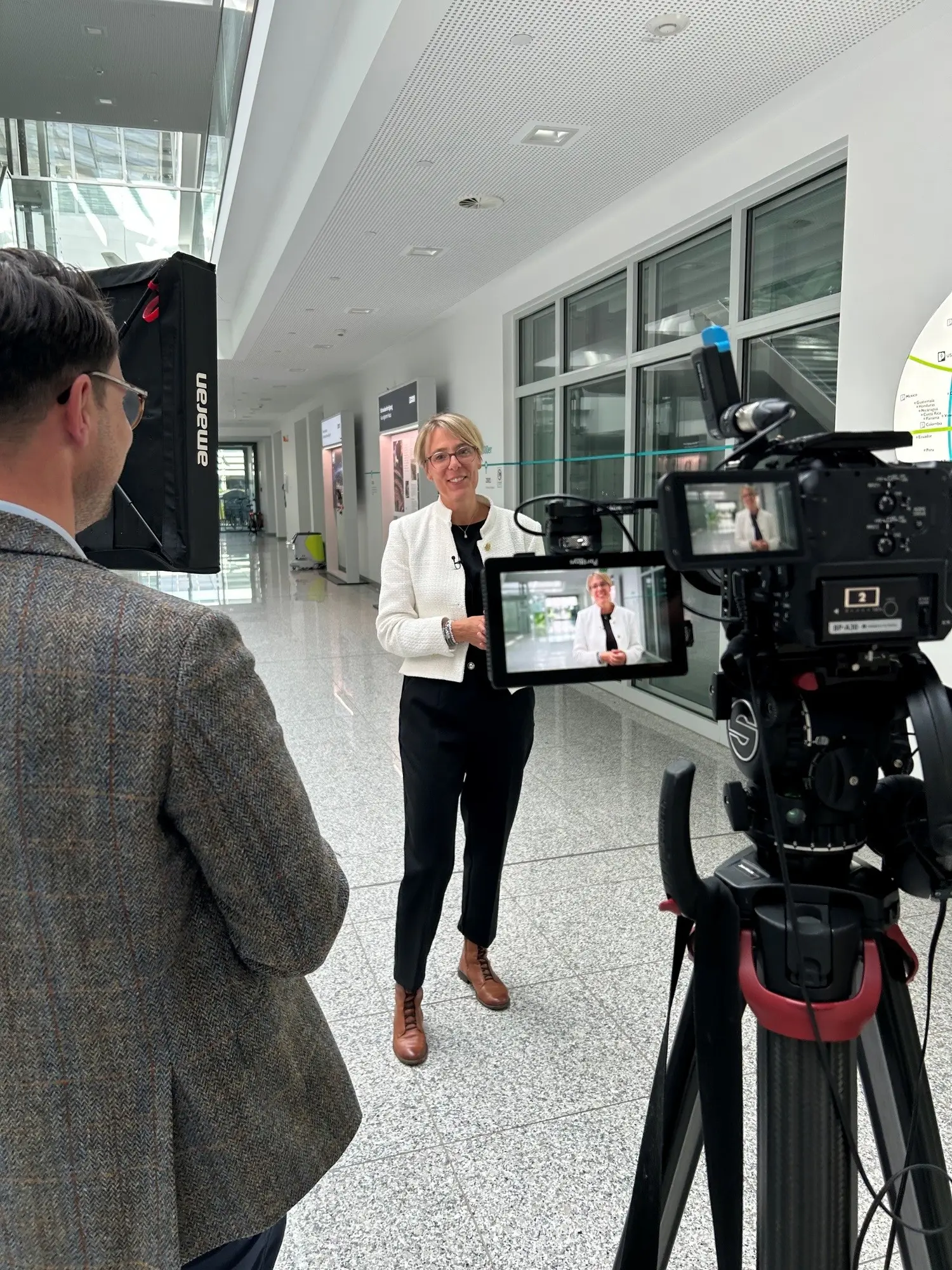 Dr. Claudia Häpp während eines professionellen Interviews
