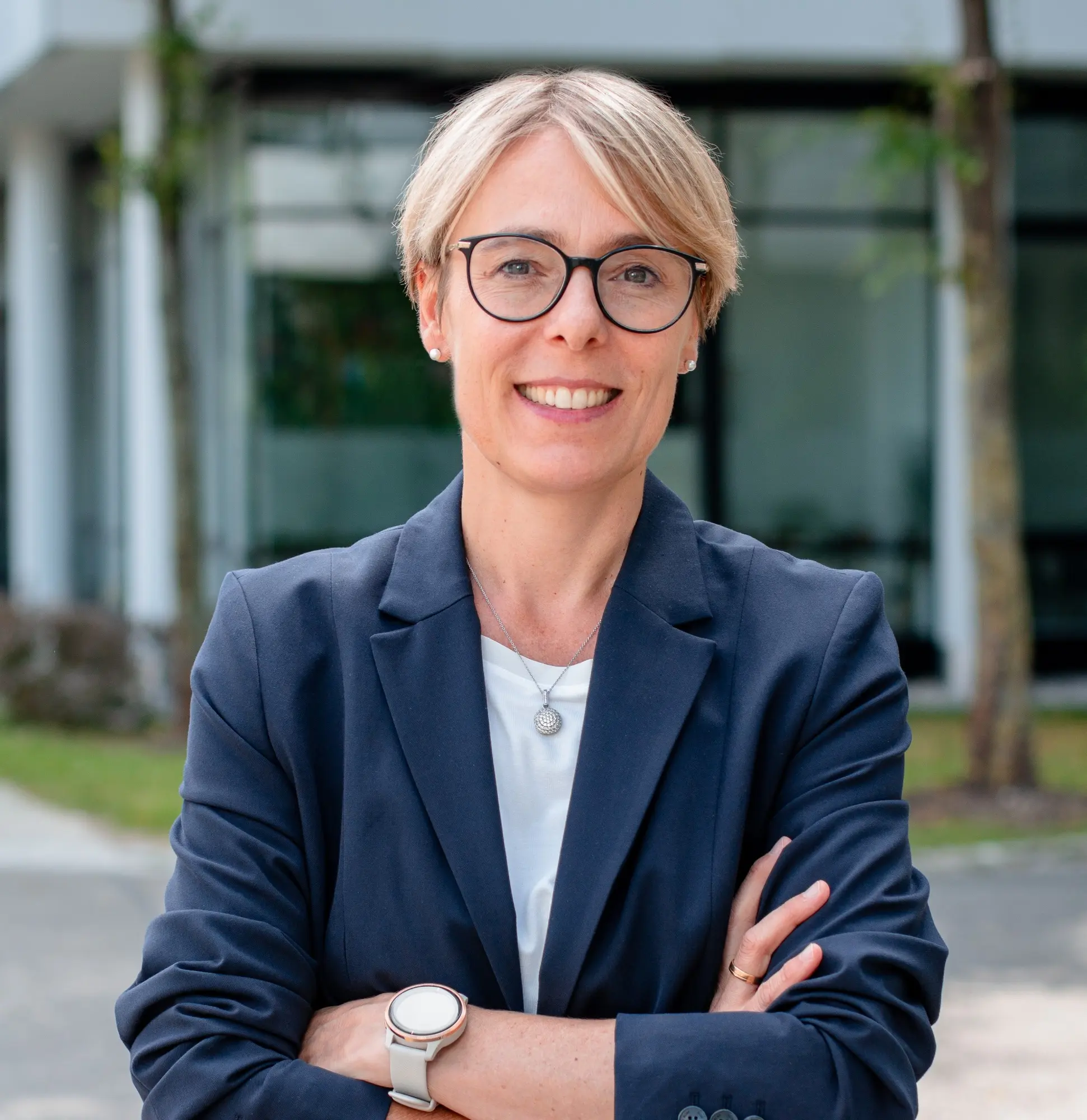 Dr. Claudia Häpp in einem dunkelblauen Business-Blazer